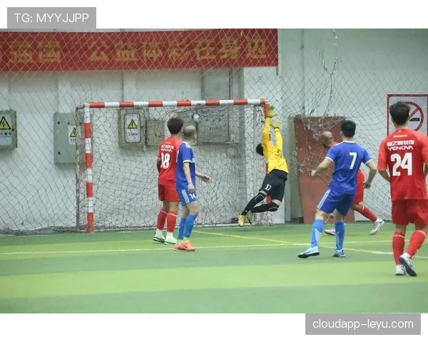 赛场巅峰对决:经典瞬间续写足球历史新篇章 赛场巅峰对决:经典瞬间续写足球历史新篇章