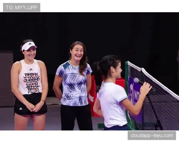 芬兰球迷“雪鸮军团”闪耀国际赛场，团结热情点燃赛事氛围