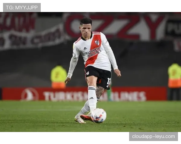 南美足坛新星闪耀,转会市场热度飙升引多方关注 南美足坛新星闪耀,转会市场热度飙升引多方关注