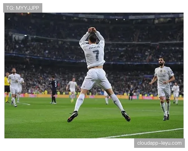 C罗标志性庆祝动作再现绿茵场，激励年轻球员勇敢追梦