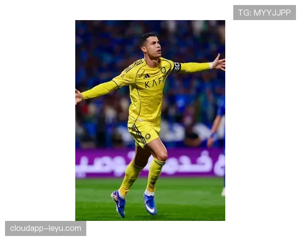 C罗经典庆祝动作再现,状态回暖吸引球迷热潮 C罗经典庆祝动作再现,状态回暖吸引球迷热潮