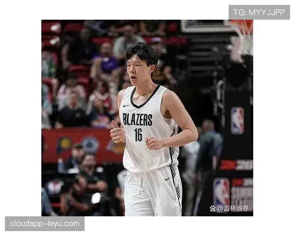 杨瀚森上场冷到骨子里，下了场像富豪度假相册，怎么看都有点格格不入