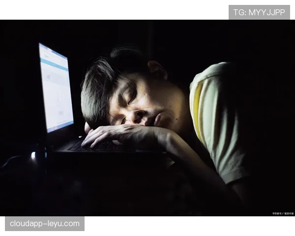 肖若腾赛前啃鸡腿的样子，像极了我熬夜追剧的周末